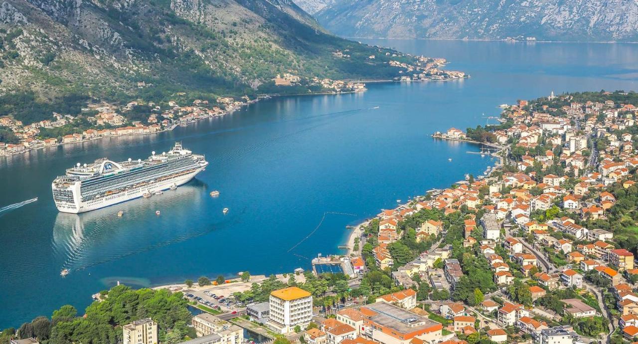 J&M Apartment Kotor Buitenkant foto