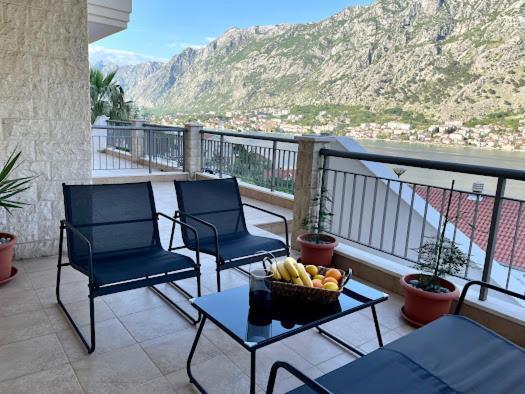 J&M Apartment Kotor Buitenkant foto