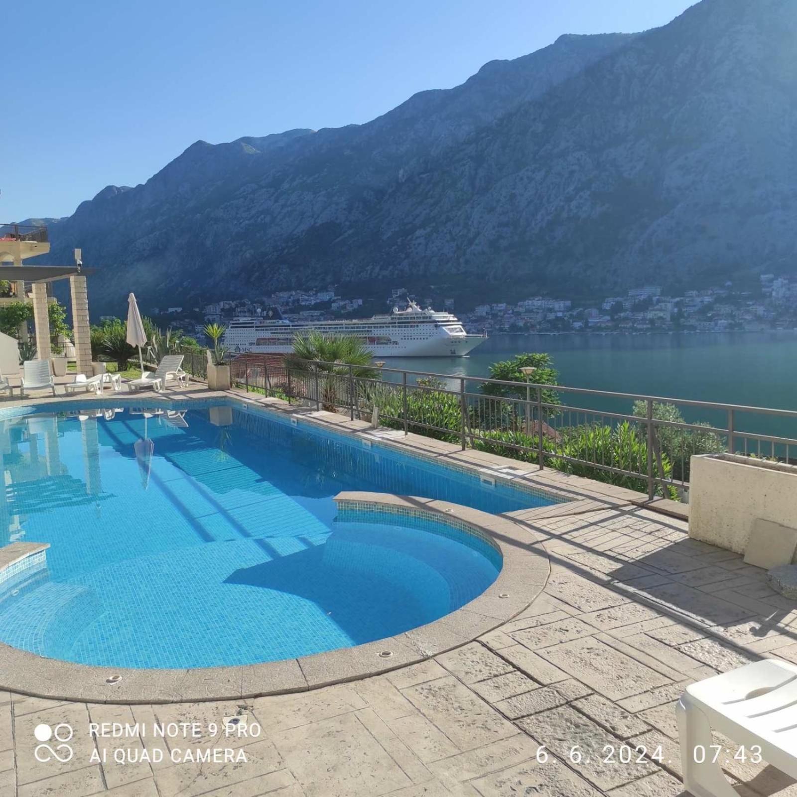 J&M Apartment Kotor Buitenkant foto