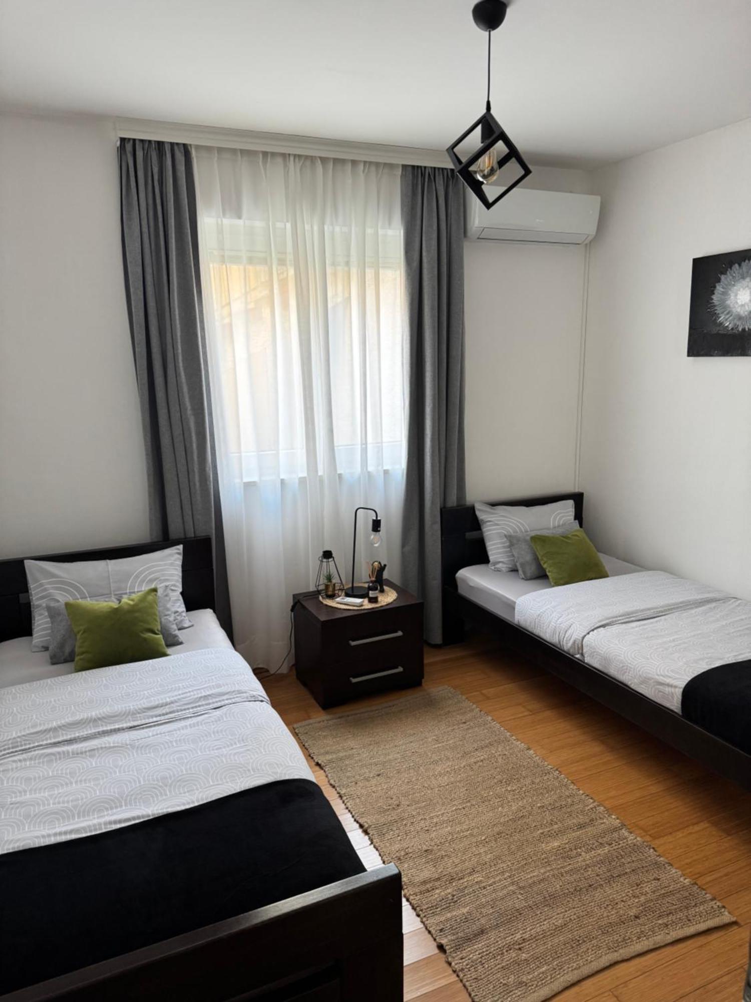 J&M Apartment Kotor Buitenkant foto