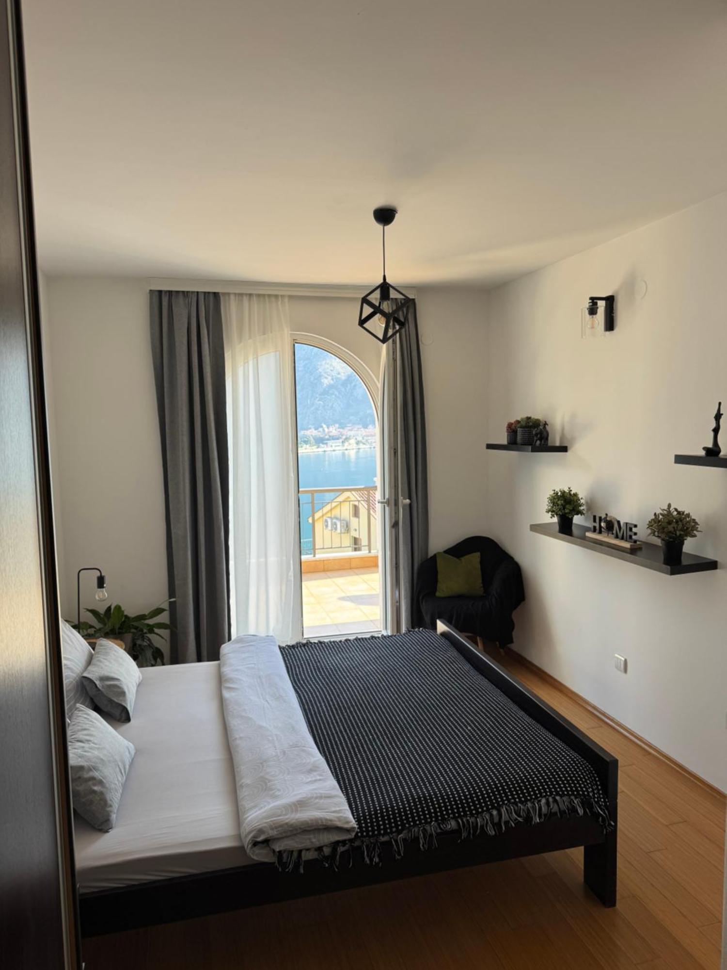 J&M Apartment Kotor Buitenkant foto